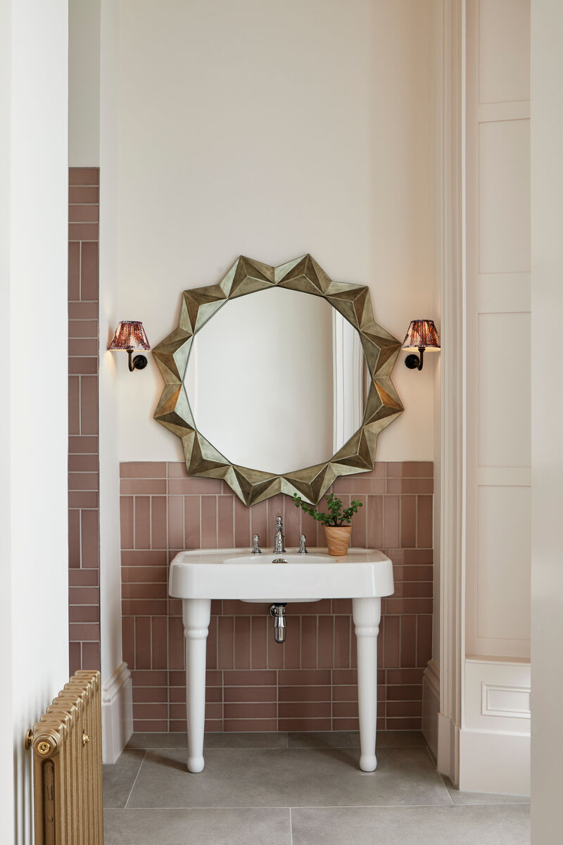 Kensington Rose™ No.22 (Walls)_Threadneedle™ No.262 (W&M Eggshell - Woodwork)_Bathroom_Mylands_@thecountryhousediaries - Newsletter and web.jpg__PID:039a0790-2091-406d-ad33-2fc527757797