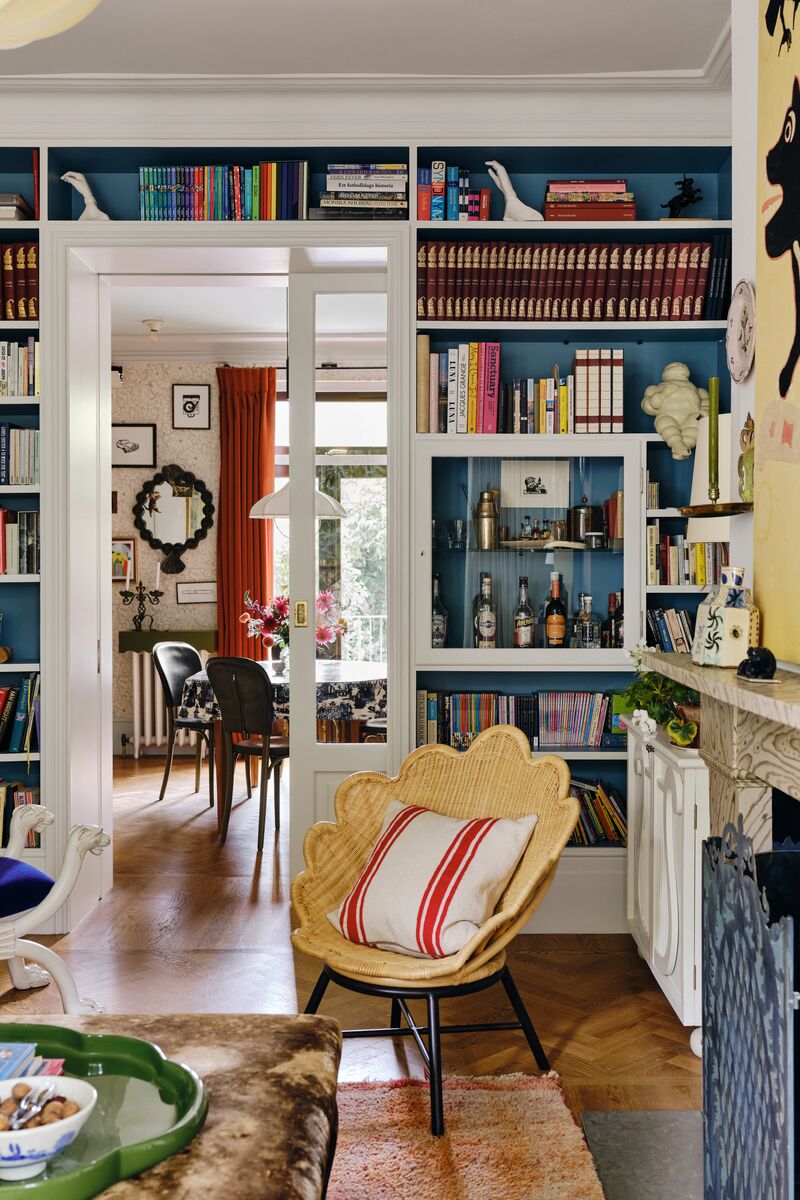 Mylands_Beata Heuman_BH Home_02. Drawing Room 3_No.1 Beata White (Walls, Ceiling and Woodwork) No.11 Stockholm (Interior of Bookshelves)_1 - Newsletter and web (1).jpg__PID:de5013c3-aad9-4a63-a7c4-d82b88441014