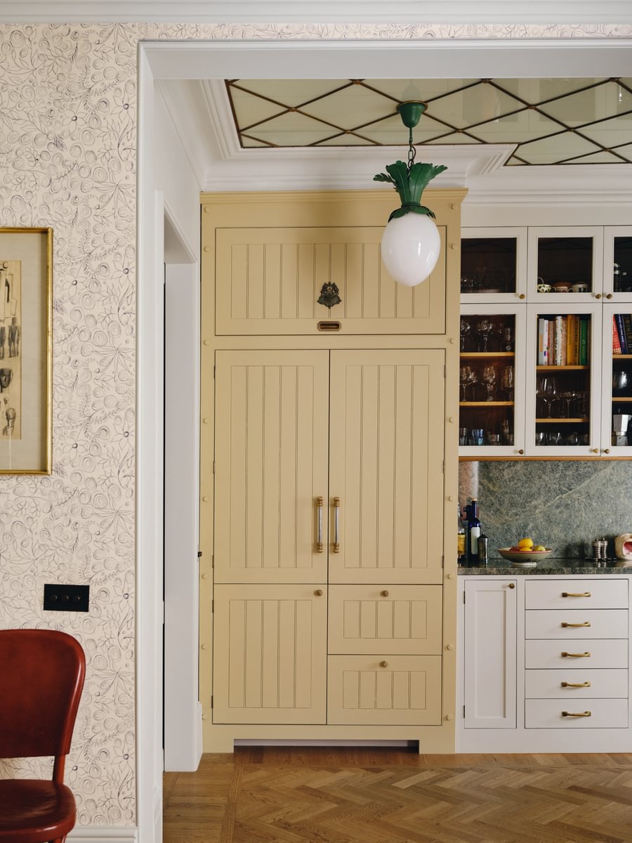 Mylands_Beata Heuman_BH Home_04. Kitchen 3_No.3 Old Man’s Beard (Walls, woodwork and cabinetry) No.23 Wheatsheaf (Fridge)_3 - Medium.jpg__PID:e9e96f82-b877-48ba-ab60-84723d5a195b