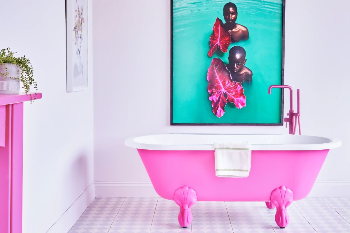 Dark Pink bathtub in a bathroom painted with FTT-006